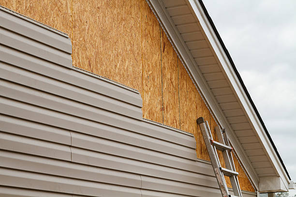 Professional Siding Repair technician working in Blue Ridge Summit, PA